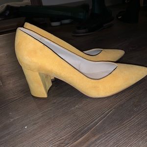 Low rise soft yellow heels